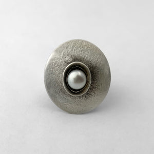 Oval ring with pearl in bezel